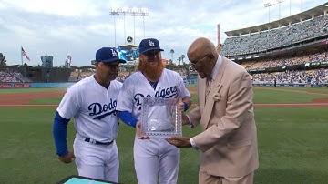 MIN@LAD: Turner receives Heart and Hustle Award