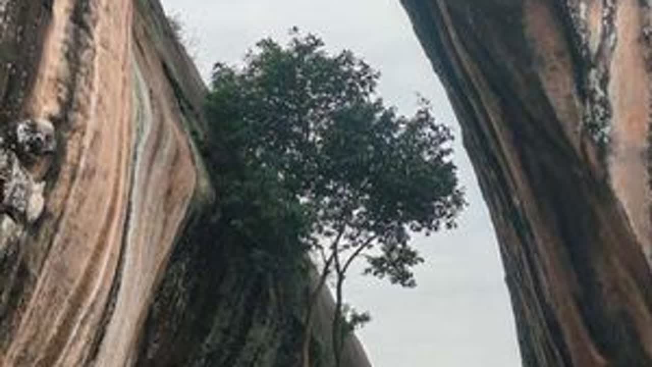 #大山里的原生态 #户外徒步登山带你看风景 #悬崖峭壁 #自然奇观 #风水宝地山清水秀