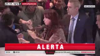 un hombre dispara un arma en la cabeza de Cristina Kirchner