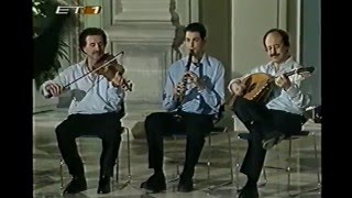 Μια Σμυρνιά στο παραθύρι [Καλαματιανός] ~ Κώστας Καντζιλιέρης - Χορωδία Π. Μυλωνά