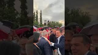 Θερμή υποδοχή στον Αλέξη Τσίπρα παρά την βροχή - «Σ' αγαπάμε μέχρι το τέλος»