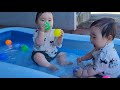 パパのせいで人生2回目のプールを楽しむ双子