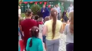 Мер Сочи бросает подарки для детей на землю Мер Сочи бросает подарки для детей на землю