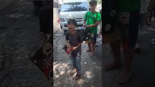 Natural golden voice, very melodious, little busker from Bandung