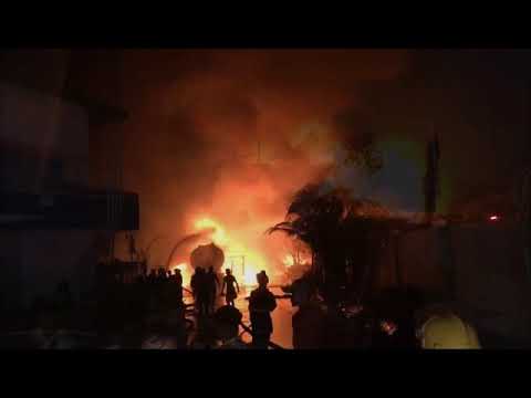 爆発的に燃えるガソリンスタンドの火災 19 5 5 カンボジアのプノンペン Youtube