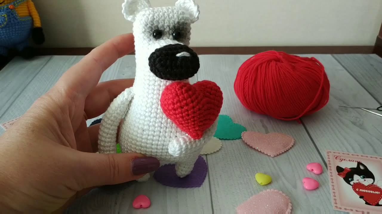 Мишка с сердечком связанный крючком , подарок на день влюбленных))
