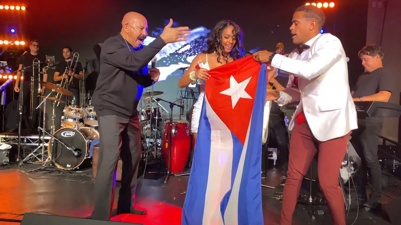 Jorge Luis & Indira con Oscar de Leon en concierto