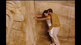 Death on the  Nile \/ Kiss scenes - Linnet and Simon  ( Gal gadot and Armie Hammer )