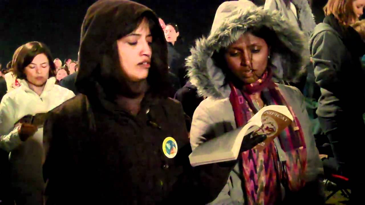 Hyde Park Prayer Vigil: Pilgrims sing Tantum Ergo.MP4