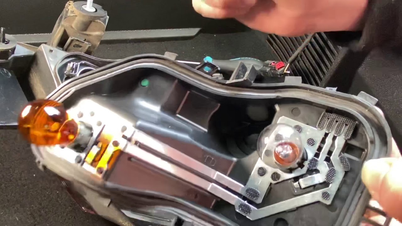 Opel Zafira B Glühbirne Vorne Rechts Wechseln PKW Bremslicht wechseln Blinker ersetzen Autolicht austauschen Birne