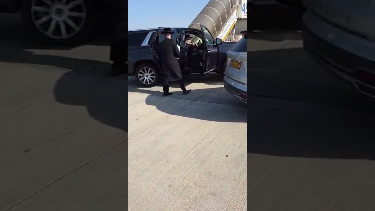 כ"ק האדמו'ר מסאטמאר בשדה התעופה בדרכו חזרה לארה"ב