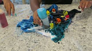 How to Tie Dye: Using a Easy Two-Minute Tie Dye Kit
