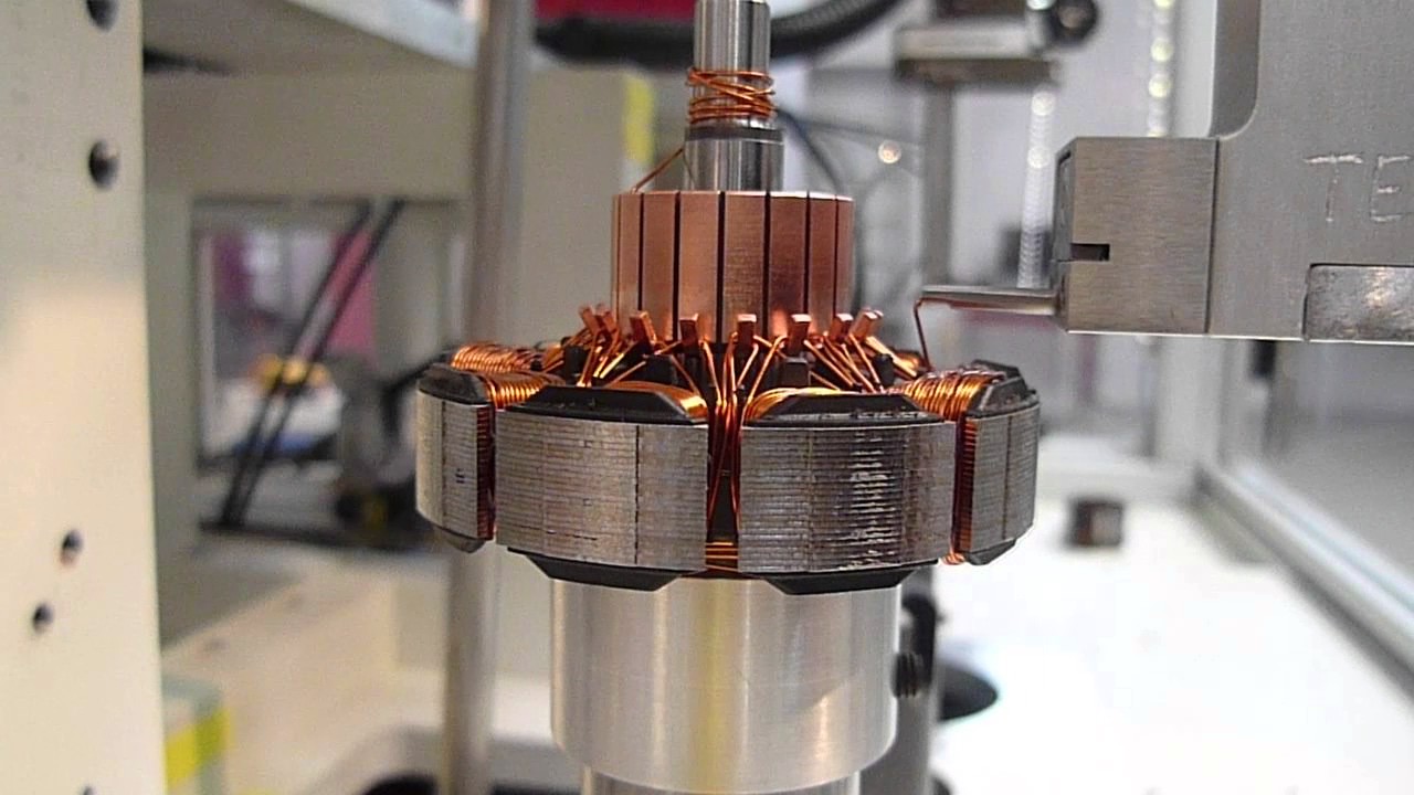 Nadelwickeln von außengenuteten Statoren auf einer NWS