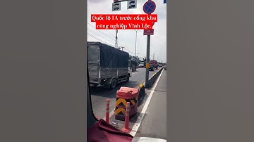 Xe đông trên quốc lộ 1A trước cổng khu công nghiệp Vĩnh Lộc.