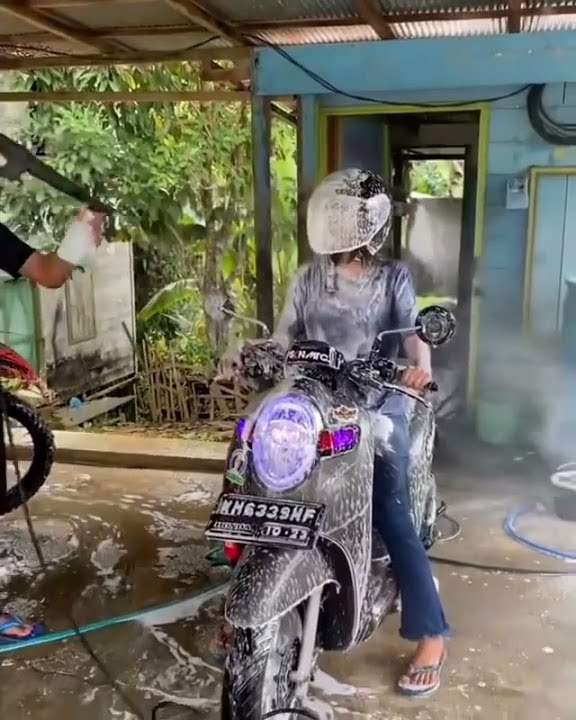 Viral cwek cantik cuci motor sama orangnnya