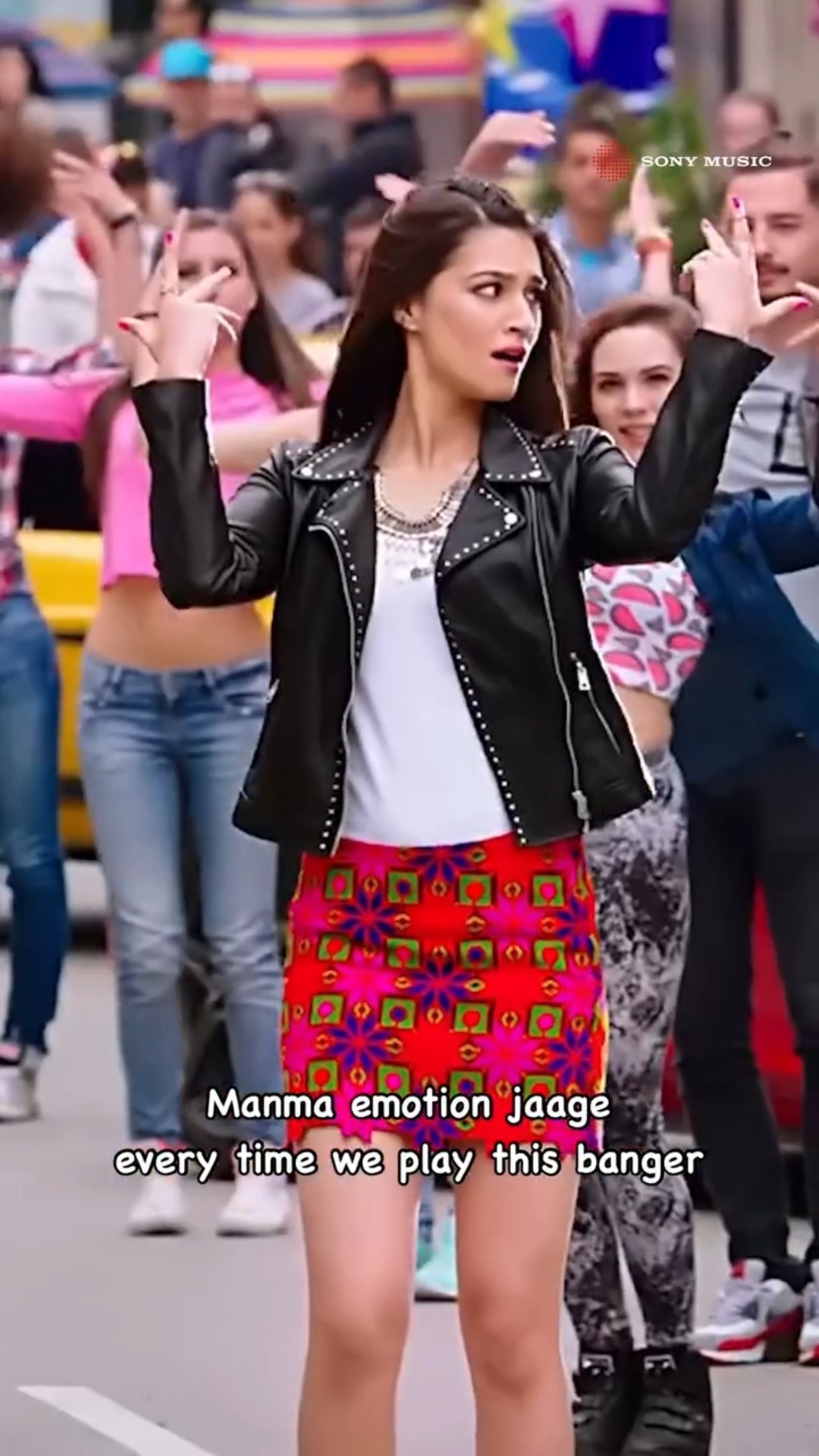 Varun and Kriti making hearts race with this one! ?❤️ #manmaemotion #dilwale #varundhawan