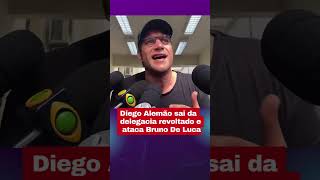 Diego Alemão ataca Bruno de Luca e jornalistas ao sair de delegacia