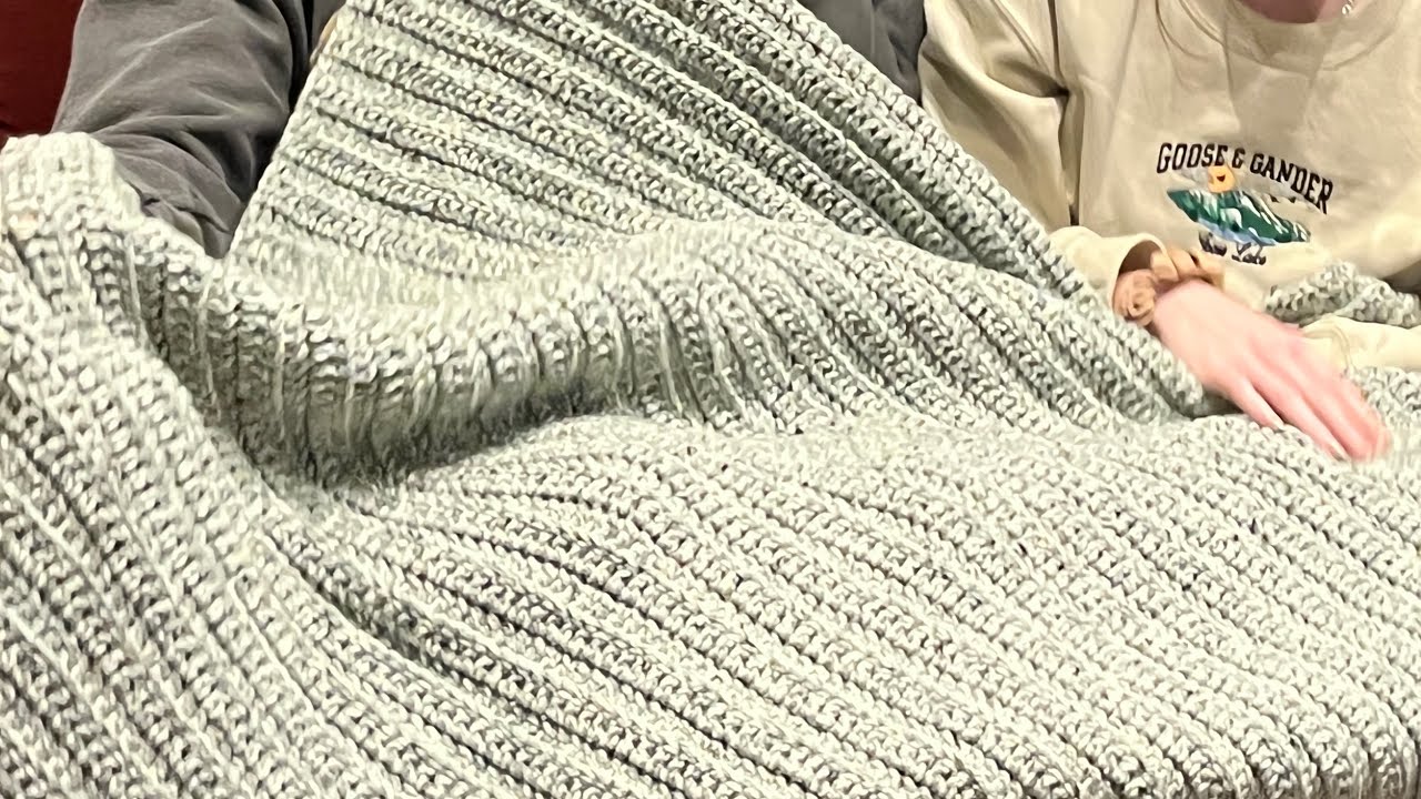 How To Crochet A Throw Blanket With Chunky Yarn (EASY BEGINNER