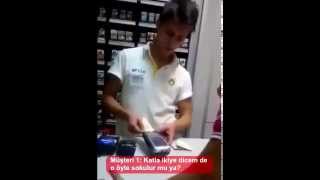 Pos cihazından para çekmeye çalışan kasiyer ... :D :D