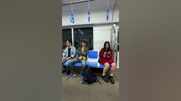 Help the girl get a seat on the train [KINDNESS MAN] #kindness #respect #goodman #humanities #train