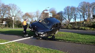 Download Lagu Auto vliegt over rotonde en belandt op lantaarnpaal in Joure MP3