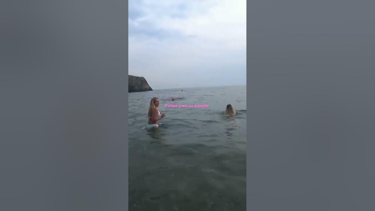 Скала монах на Яшмовом пляже
