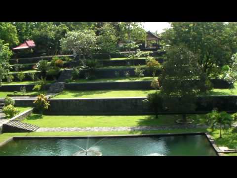 Video: Mayura Water Palace description and photos - Indonesia: Lombok Island