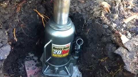 Jacking up a shipping container.