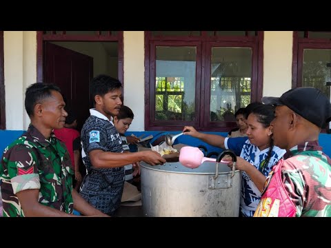 Distribusikan Makanan. TNI Hadir Untuk Rakyat - YouTube