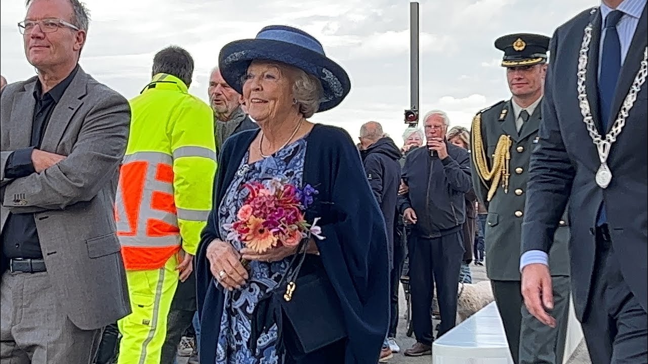 Prinses Beatrix opent Prins Clausbrug in Dordrecht