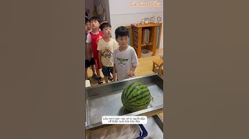 Cậu bé học sinh dùng tay đập nát quả dưa hấu #shorts