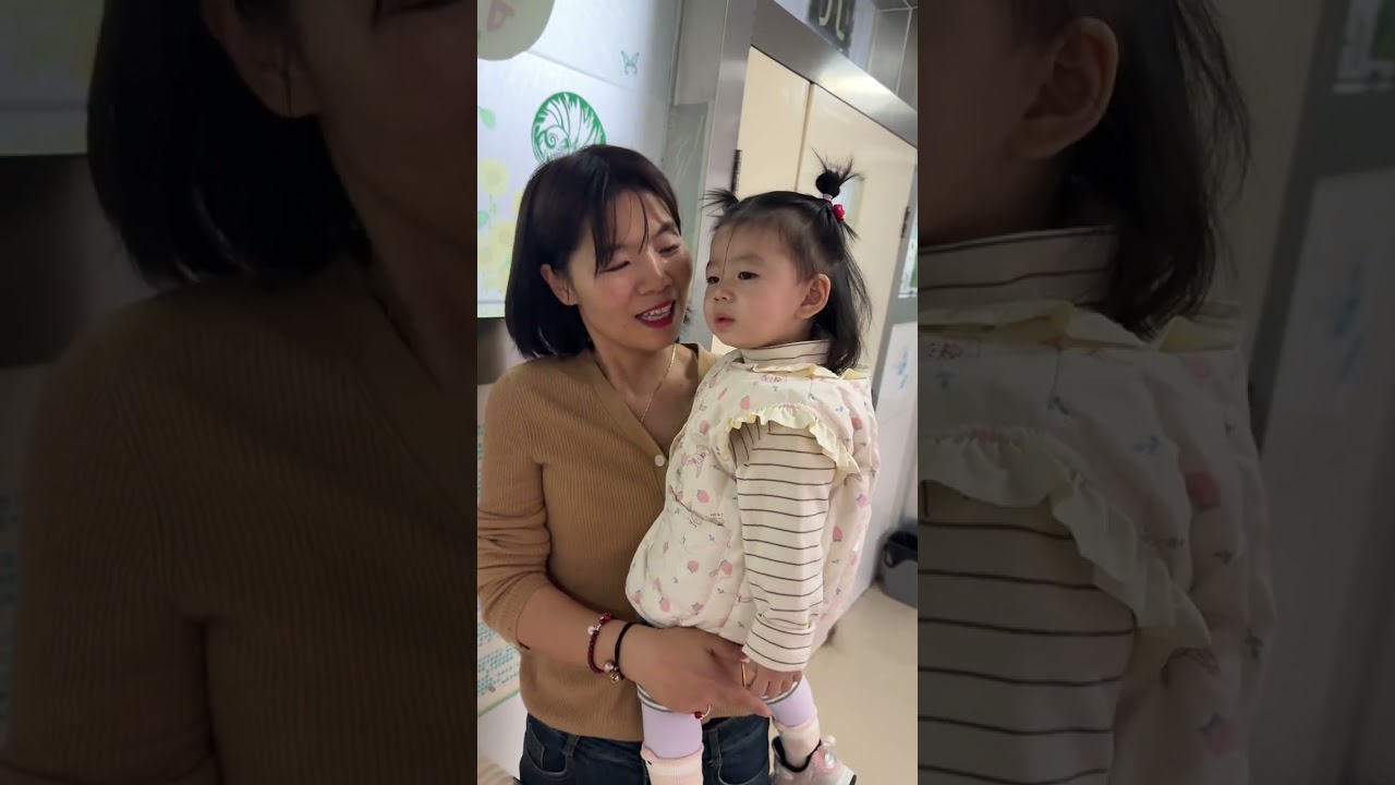 小辣妹当姐姐了，不过第一次当姐姐还不适应，还需要点时间慢慢的去接受这位突如其来的小黑蛋😂，希望小辣妹早点适应小弟弟的到来……#鑫鑫家小老三 #在平凡的日子里热爱生活 #接一切好孕 #我们陪你长大