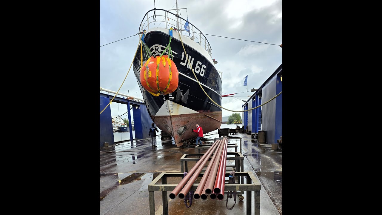 IJM66 Vrouwe Cornelia naar Droogdok Groningen met drie ton water aan de boeg