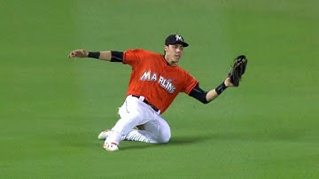 CIN@MIA: Yelich makes a nice catch to retire Hamilton