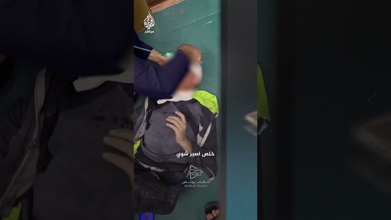 لحظة إسعاف طفل فلسطيني إثر إصابته بقصف الاحتلال الإسرائيلي لرفح جنوبي قطاع غزة
