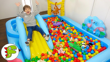レオくんがカラフルボールプールのすべりだいであそぶよ！ トイキッズ
