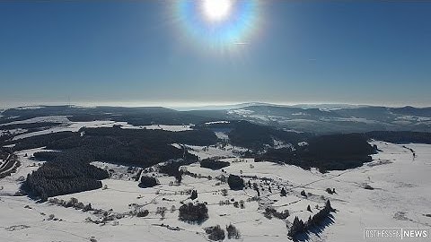 Traum in Blau und Weiß: Sonnenstrahlen glitzern im Schnee