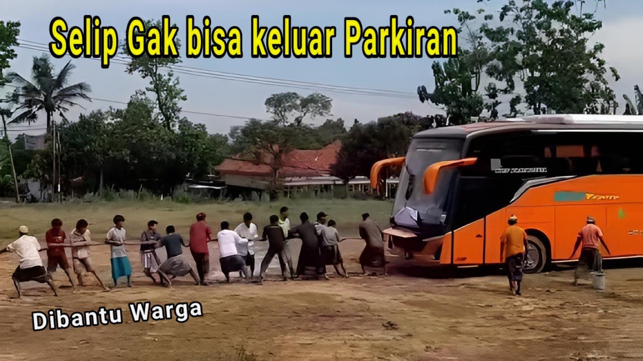 Bus RV trans / Tividi Selip di Parkiran Dibantu warga Tarik