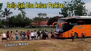 Bus RV trans / Tividi Selip di Parkiran Dibantu warga Tarik