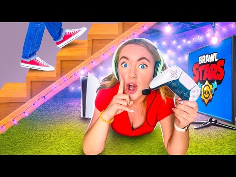 Я построила СЕКРЕТНУЮ Игровую Комнату ПОД ЛЕСТНИЦЕЙ! *Подарила ПАРНЮ PS5*