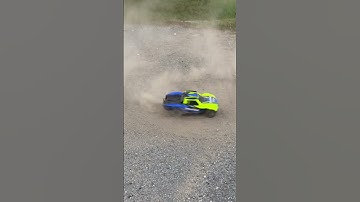 Traxxas Mini Slash Doing donuts #traxxas #traxxasracing #rccar #traxxasslash4x4