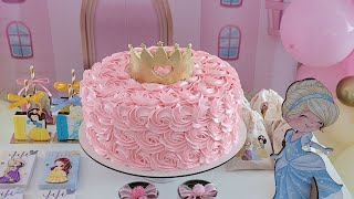 Bolo Rosa Com Rosetas No Glacê De Claras Decoração Com Bico 1M Topo De Coroa Dourada