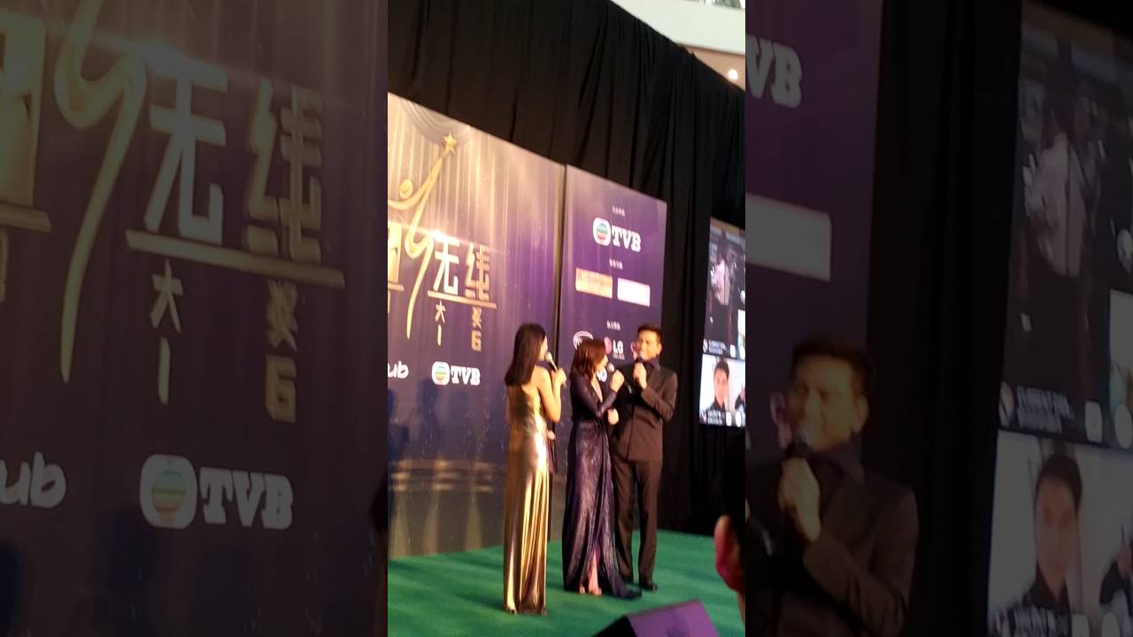 Mandy Wong (黃智雯) & Kenneth Ma (馬國明) @ 161022 Starhub TVB Awards Red Carpet