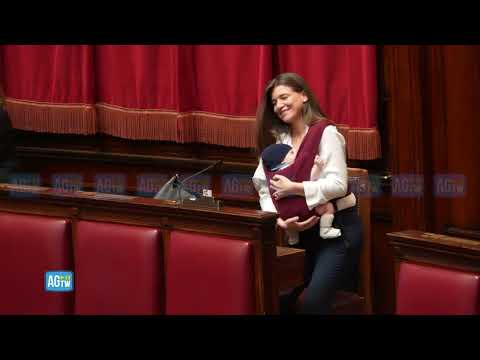 Camera: Gilda Sportiello (M5s) allatta neonato in Aula, è la prima volta