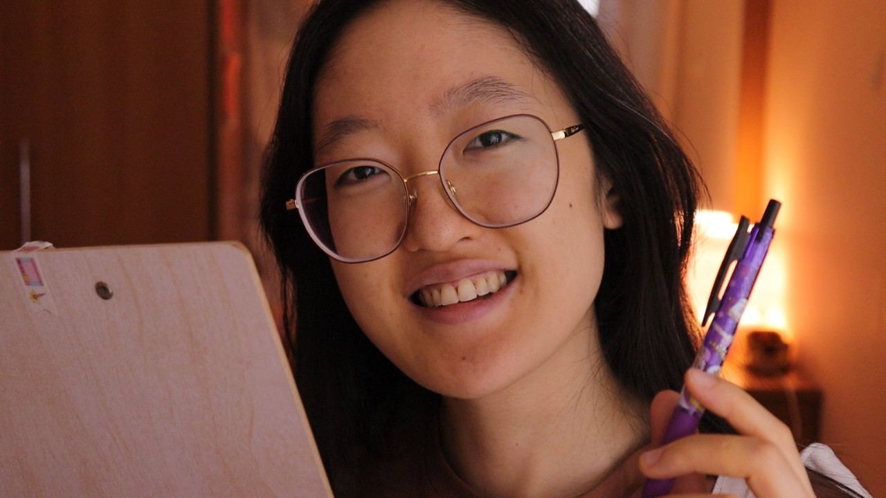 ASMR ROLEPLAY: PROFESSORA DE INGLÊS 👩‍🏫✏️ (FALA SUAVE, SEM ANÚNCIOS NO MEIO)