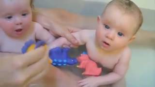 Twin Baby Bathtime - Babies discover the Bath for the first time!