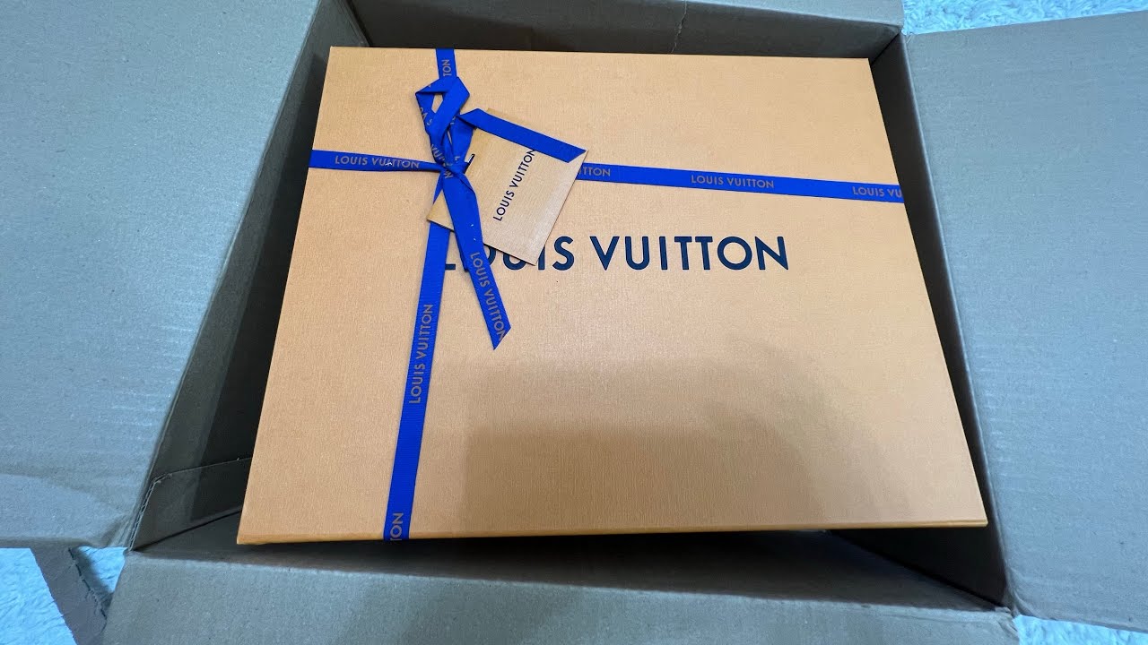 Louis Vuitton Run 55 Sneaker Gold. Size 38.0