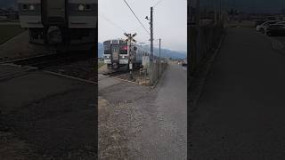 JR東日本長野支社の大糸線幕式普通列車松本行きが遮断棒がない踏切を通過する