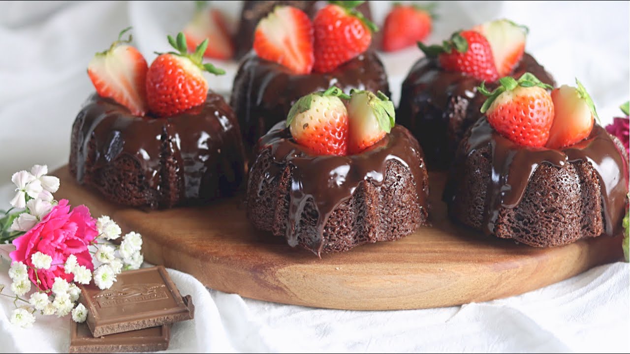 Strawberry and Chocolate Cake - Mini Bundt Cakes • The Answer is Cake