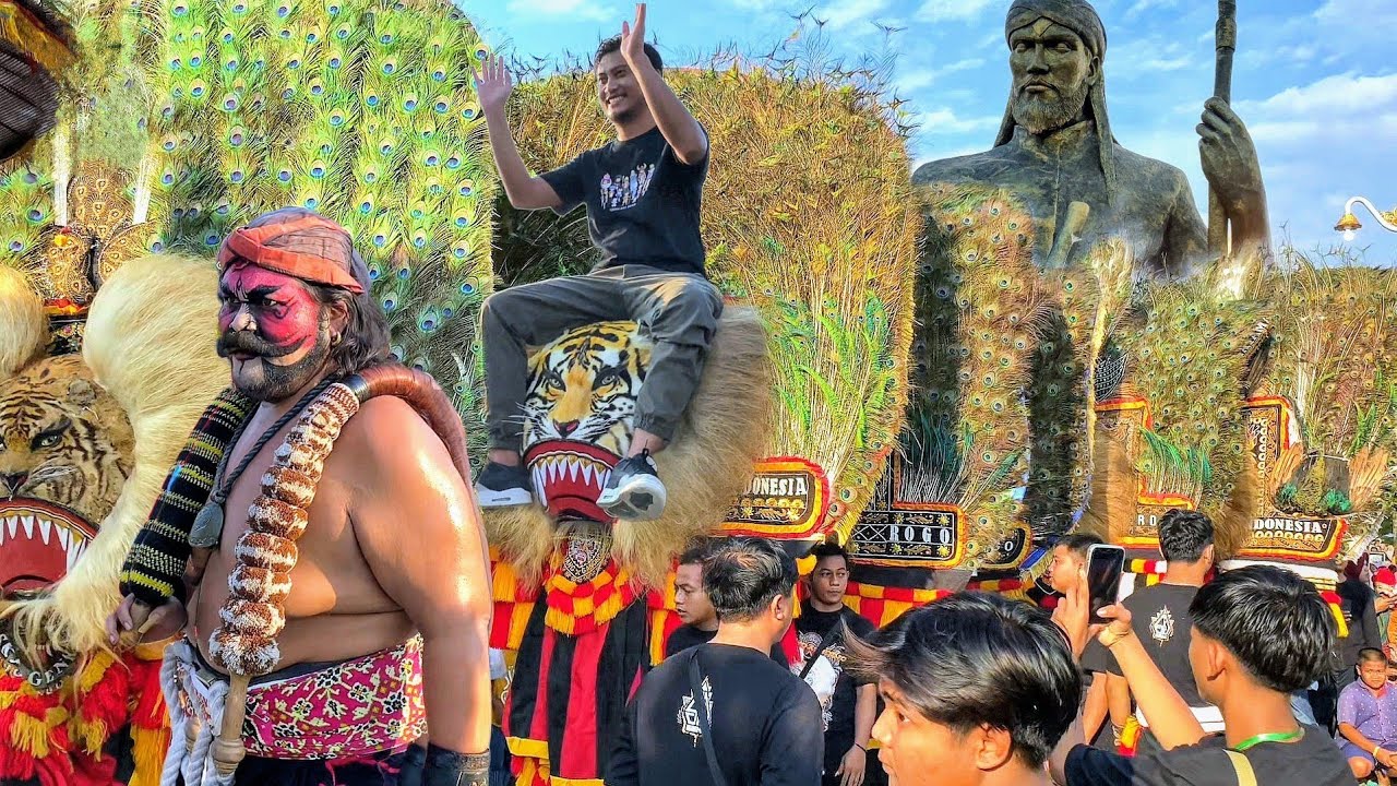 PAK KADES NAIK TOPENG TERBESAR DI DUNIA !! PERTUNJUKAN 10 REOG PONOROGO HUT KE 2 NOYO GIMBAL VIEW